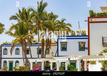 Restaurierte bunte Häuser in der beliebten Hafenstadt Puerto de Mogan, südwestlich von Gran Canaria, Spanien Stockfoto