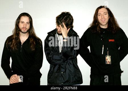 Mailand Italien 1999-11-19 : John Petrucci , Mike Portnoy und Jordan Rudess of Dream Theater vor dem Live-Konzert im Forum Assago Stockfoto