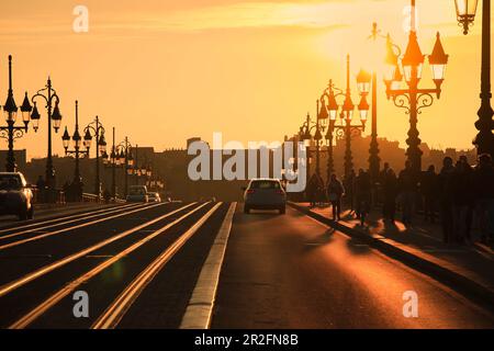 Bordeaux, Frankreich - 30. Oktober 2019 : Brücke Pont de Pierre bei Sonnenuntergang in Bordeaux, Frankreich. Stockfoto