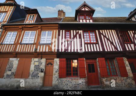 Der Fokus liegt auf Häusern in der Altstadt von Honfleur, Normandie, Frankreich Stockfoto