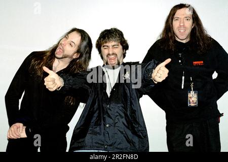 Mailand Italien 1999-11-19 : John Petrucci , Mike Portnoy und Jordan Rudess of Dream Theater vor dem Live-Konzert im Forum Assago Stockfoto