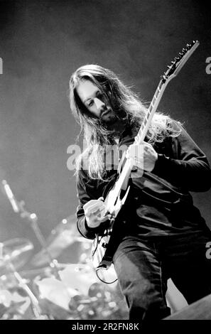 Mailand Italien 1999-11-19 : John Petrucci Gitarrist of Dream Theater Live-Konzert im Forum Assago Stockfoto