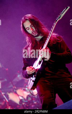 Mailand Italien 1999-11-19 : John Petrucci Gitarrist of Dream Theater Live-Konzert im Forum Assago Stockfoto