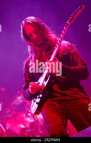 Mailand Italien 1999-11-19 : John Petrucci Gitarrist of Dream Theater Live-Konzert im Forum Assago Stockfoto