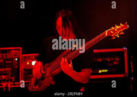 Mailand Italien 1999-11-19 : John Myung Bassist vom Dream Theater Live-Konzert im Forum Assago Stockfoto