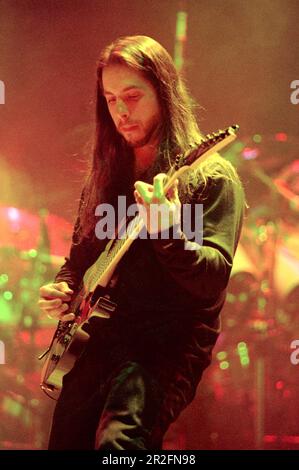 Mailand Italien 1999-11-19 : John Petrucci Gitarrist of Dream Theater Live-Konzert im Forum Assago Stockfoto