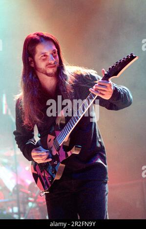 Mailand Italien 1999-11-19 : John Petrucci Gitarrist of Dream Theater Live-Konzert im Forum Assago Stockfoto