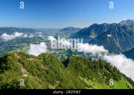 Wolkenstimmung über Himmelschrofen, Oberstdorfer Tal und Nebelhorn im Hintergrund, Himmelschrofen, Allgäu-Alpen, Allgäu, Schwaben, Bayern, Deutschland Stockfoto