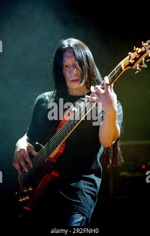 Mailand Italien 1999-11-19 : John Myung Bassist vom Dream Theater Live-Konzert im Forum Assago Stockfoto