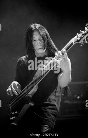 Mailand Italien 1999-11-19 : John Myung Bassist vom Dream Theater Live-Konzert im Forum Assago Stockfoto