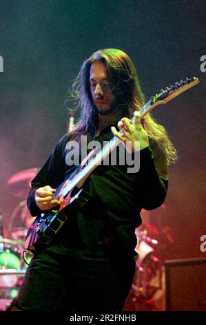 Mailand Italien 1999-11-19 : John Petrucci Gitarrist of Dream Theater Live-Konzert im Forum Assago Stockfoto