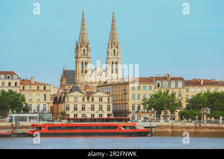 Blick auf die Kirche Saint-Louis im Chartrons-Viertel von der anderen Seite des Garonne-Flusses, Bordeaux, Frankreich Stockfoto