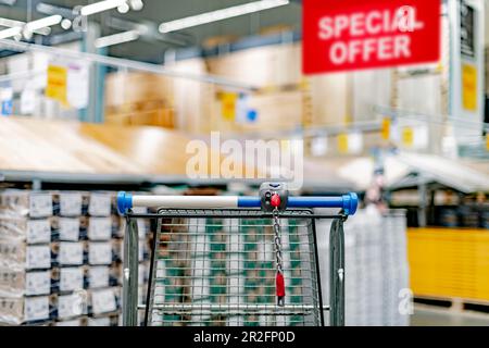Ein Einkaufswagen in einem Baumarkt Stockfoto