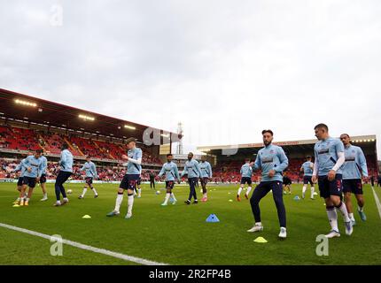 Bolton Wanderers Spieler, die sich vor dem Halbfinalspiel der Sky Bet League im Oakwell Stadium, Barnsley, aufwärmen. Foto: Freitag, 19. Mai 2023. Stockfoto