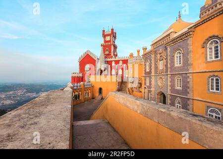 Pena National Palace (Palacio Nacional da Pena) Romantiker Palast in Sao Pedro de Penaferrim - UNESCO-Weltkulturerbe und eines der sieben Wunder der Stockfoto
