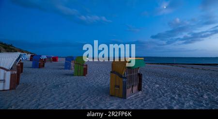 Liegestühle bei Nacht, Utersum, Insel Föhr, Nordfriesland, Deutschland Stockfoto