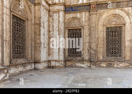 Kunstvoll verzierte Fenster im Innenhof der Großen Moschee von Muhammad Ali Pasha, der Zitadelle, Kairo Stockfoto