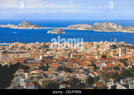Panoramablick auf Marseille mit Segelbooten auf dem mittelmeer im Sommer. Stockfoto