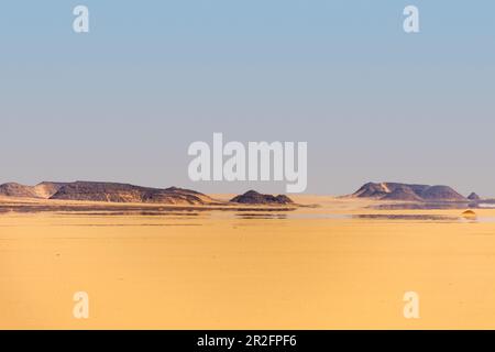 Trugbilder in der Wüste zwischen Luxor und Abu Simbel Stockfoto