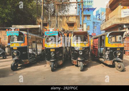 Jodhpur, Indien - 19. Januar 2020 : Auto-Rikscha-Taxis (Tuk-Tuk) auf einer Straße. Tuk-Tuk-Taxis warten am Hauptplatz in Jodhpur Stockfoto