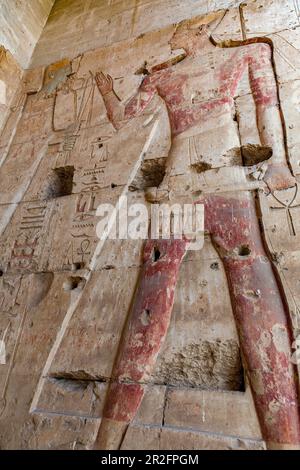 König Seti I. erhält den königlichen Flatsch und Betrüger vom gott Osiris im Großen Tempel von Abydos, Ägypten Stockfoto