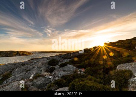 Sonnenuntergang in der Ellös-Inselgruppe, Orust, Bohuslän, Schweden Stockfoto