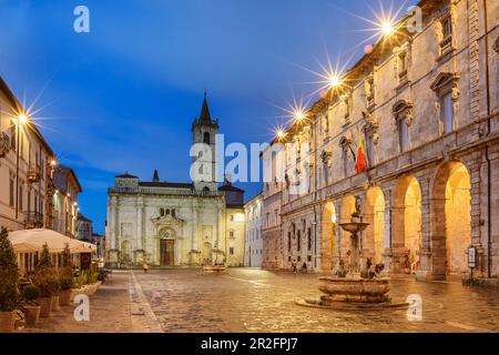 Beleuchteter Platz in Ascoli Piceno, Piazza del Popolo, Sibillini-Berge, Monti Sibillini, Monti Sibillini-Nationalpark, Parco nazionale dei Monti Stockfoto