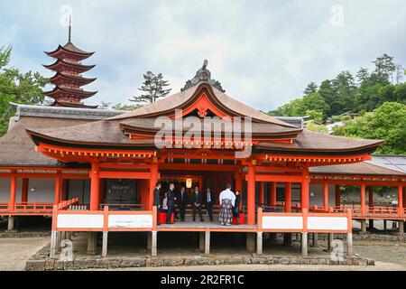 Hatsukaichi, Japan. 19. Mai 2023. Eine Gruppe von Sieben Führern besichtigt den Itsukushima-Schrein auf der Insel Miyajima am ersten Tag des G7-Gipfels am 19. Mai 2023 in Hatsukaichi, Japan. Von links: Bundeskanzler Olaf Schotz, französischer Präsident Emmanuel Macron, kanadischer Premierminister Justin Trudeau und britischer Premierminister Rishi Sunak. Guthaben: Pool Photo/G7 Hiroshima/Alamy Live News Stockfoto