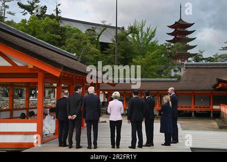 Hatsukaichi, Japan. 19. Mai 2023. Eine Gruppe von Sieben Führern hält am ersten Tag des G7-Gipfels am 19. Mai 2023 in Hatsukaichi, Japan, an, um den Musikern beim traditionellen Gagaku zuzuhören, während sie den Itsukushima-Schrein auf der Insel Miyajima besichtigen. Von links: Bundeskanzler Olaf Schotz, kanadischer Premierminister Justin Trudeau, USA Präsident Joe Biden, die Präsidentin der Europäischen Kommission Ursula von der Leyen, der japanische Premierminister Fumio Kishida, der britische Premierminister Rishi Sunak, der italienische Premierminister Giorgia Meloni und der Präsident des Europäischen Rates Charles Michel. Guthaben: Pool Foto/G7 Hiroshim Stockfoto