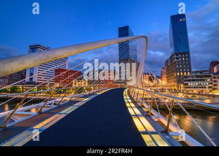 Beleuchtete Zubizuri-Fußgängerbrücke über den Nervion, Architekt Santiago Calatrava, Bilbao, Baskenland, Spanien Stockfoto