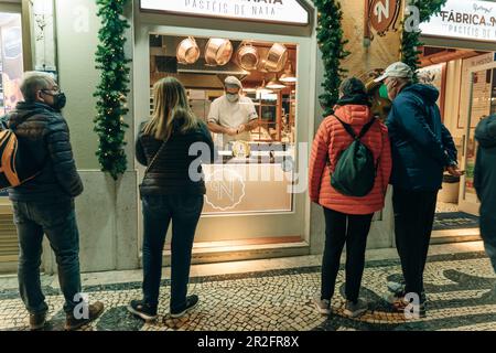 Die Süßspeise macht Nachspeisen am Abend. Lissabon, Portugal - Mai 2023. Hochwertiges Foto Stockfoto