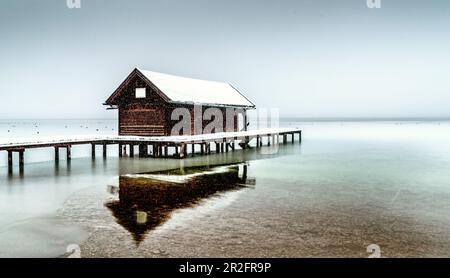 Bootshaus während des Schneefalls am Starnberger See, Tutzing, Bayern, Deutschland Stockfoto