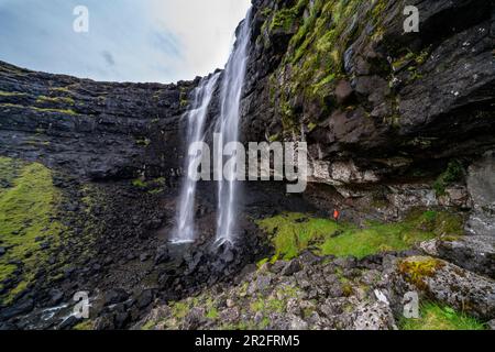 Der höchste Wasserfall der Färöer Inseln befindet sich auf der Hauptinsel Streymoy und heißt Fossá. Stockfoto