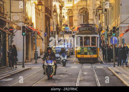 Lissabon - Portugal, 5. November 2018: Eine alte traditionelle Straßenbahn-Kutsche im Stadtzentrum von Lissabon, Portugal. Die Stadt hielt alte traditionelle Straßenbahn in sich Stockfoto