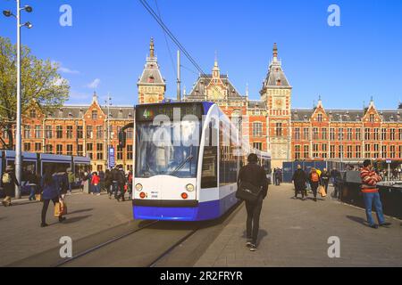 Amsterdam-Niederlande, 15. April 2017 : Straßenbahn wartet vor dem Hauptbahnhof in Amsterdam, Niederlande, Vintage-Stil Stockfoto