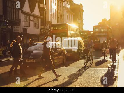 Oxford, Großbritannien - 21. September 2019 : Rush Hour, verkehrsreiche Straße mit Doppeldeckerbussen auf der Oxford Street während des Sonnenuntergangs, England Stockfoto