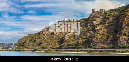 Rhein in Bad Salzig mit Blick auf Schloss Liebenstein und Schloss Sterrenberg, Rheinland-Pfalz Stockfoto