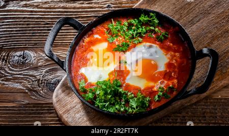 Shakshouka-Schale in einer gusseisernen Pfanne Stockfoto