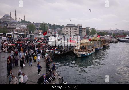 Istanbul, Türkei. 19. Mai 2023. Am Tag der Jugend, des Sports und des Gedenkens an Kemal Atatürk sind viele Menschen auf dem Eminonu-Anleger neben der Galata-Brücke unterwegs. Das Rennen um den Präsidenten zwischen dem amtierenden Erdogan und seinem Herausforderer Kilicdaroglu findet am 28. Mai statt. Kredit: Christian Charisius/dpa/Alamy Live News Stockfoto