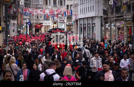 Istanbul, Türkei. 19. Mai 2023. Dutzende von Menschen mit türkischen Flaggen feiern den Tag der Jugend, des Sports und der Erinnerung an Kemal Atatürk vor einem KWK-Parteigebäude (hinten) im Karaköy-Viertel. Das Rennen um den Präsidenten zwischen dem amtierenden Erdogan und seinem Herausforderer Kilicdaroglu findet am 28. Mai statt. Kredit: Christian Charisius/dpa/Alamy Live News Stockfoto