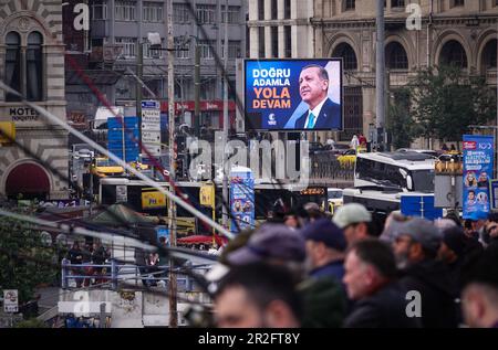 Istanbul, Türkei. 19. Mai 2023. Am Tag der Jugend, des Sports und der Erinnerung an Kemal Atatürk ist ein Bild des türkischen Führers Recep Tayyip Erdogan auf einem Werbeschild auf der Galata-Brücke zu sehen. Das Rennen um den Präsidenten zwischen dem amtierenden Erdogan und seinem Herausforderer Kilicdaroglu findet am 28. Mai statt. Kredit: Christian Charisius/dpa/Alamy Live News Stockfoto