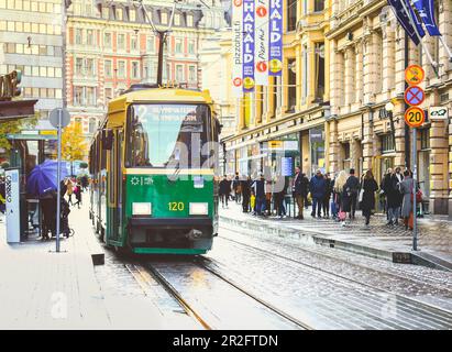 Helsinki, Finnland - 5. Oktober 2019 : Grüne Straßenbahn, die Menschen im zentralen Teil der finnischen Stadt Helsinki befördert Stockfoto
