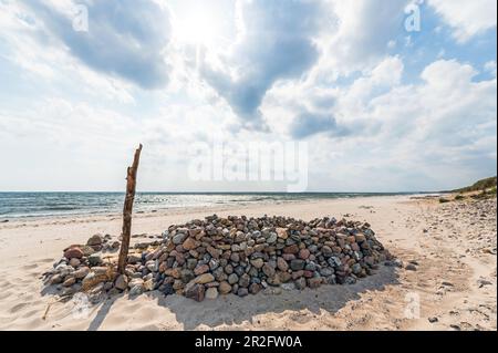 Steinburg am Strand in Klostersee, Ostsee, Grömitz, Ostholstein, Schleswig-Holstein, Deutschland Stockfoto
