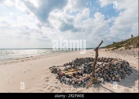 Steinburg am Strand in Klostersee, Ostsee, Grömitz, Ostholstein, Schleswig-Holstein, Deutschland Stockfoto