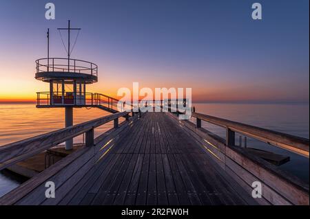 Sonnenaufgang am Pier in Kellenhusen am Morgen, Ostsee, Ostholstein, Schleswig-Holstein, Deutschland Stockfoto