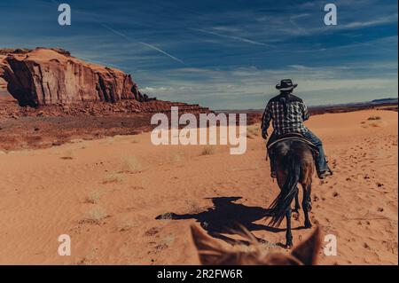 Reiten in der Gegend um Navajo in Monument Valley, Arizona, Utah, USA, Nordamerika Stockfoto