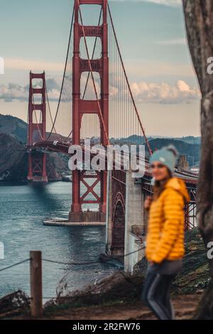 Frau, die vor der Golden Gate Bridge steht, San Francisco, Kalifornien, USA, Nordamerika, Amerika Stockfoto