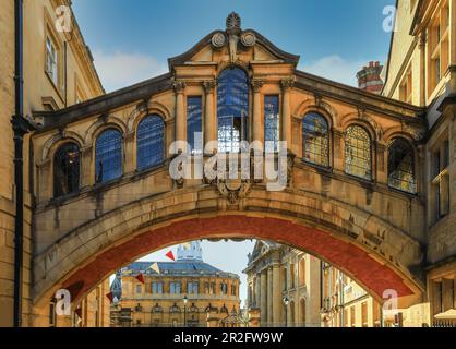 Die Hertford Bridge, im Volksmund auch als „Bridge of Seufzer“ bekannt, verbindet Teile des Hertford College über die New College Lane. Stockfoto