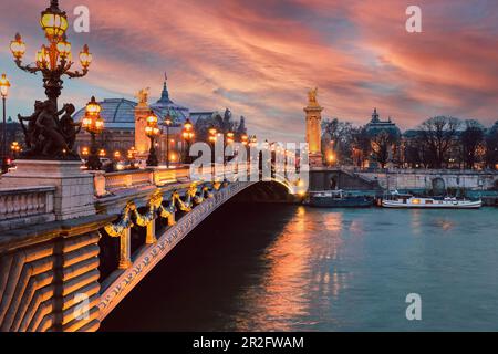 Pont Alexandre III (Alexander die dritte Brücke) über die seine in Paris Stockfoto