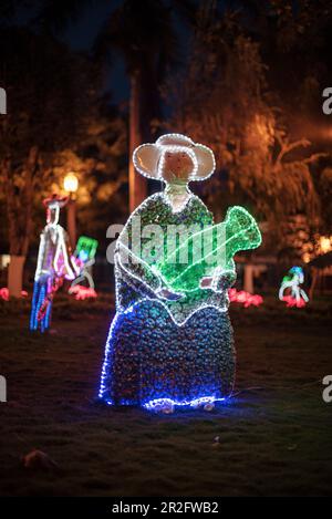 Beleuchtete indogene Figur aus Plastikflaschen bei Nacht, Parque Principal, Barichara, Departmento de Santander, Kolumbien, Südamerika Stockfoto